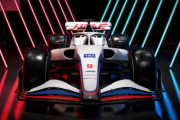 ハースが2022年型F1マシン「VF22」を発表　ロシアンカラー継続
