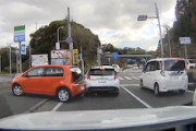 【動画】田辺のファミマから無人の車が飛び出し3台が絡む事故に。