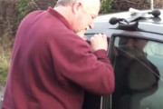 器用さレベル99のワザで車のキー閉じ込みを解決する男性の映像。インキーインロックの対処方法。