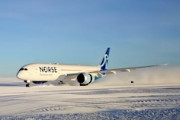 【動画】南極の雪原に着陸するボーイング787-9ドリームライナー。