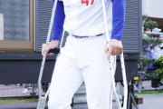 【悲報】中日ドラ2吉田、松葉杖で球場を後にする