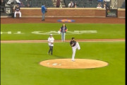 【動画】米メジャーで日本の大使が始球式するはずが、NYメッツの投手がマウンド譲らず中止に　日米150周年記念始球式