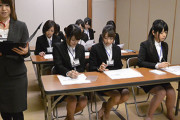 日本企業の女子社員新人研修の光景がヤベーゾｗ