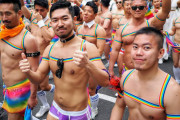 【画像】LGBTたち「私たちを認めて！」　性的少数派への理解を求め下着姿で練り歩く