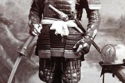明治時代にサムライの鎧を着る西洋人観光客　元祖日本かぶれだと話題に