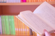 文科省「本が多い家の子ほど学力が高い」