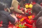【動画】中国あるある、結婚式で恒例のアレの争奪戦開始！本能むき出し～！w