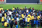 ◆日本代表◆ドイツ在住３００人の子どもたちに即席サイン会　“一番人気”久保建英に長蛇の列