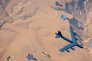 米空軍のB-52Hストラトフォートレス戦略爆撃機とイスラエル国防軍のF-35Aステルス戦闘機などが編隊飛行！