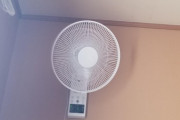 【画像】暑いから壁に扇風機付けた