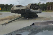 【ロシア】輸送中の戦車を落としてしまう事故　戦車は道路上裏返しに　　サハリン