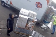 仕事が上手く行かない時。荷降ろしで珍しい壊れ方をしたトラックの動画。