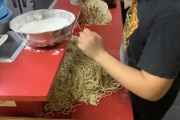 【悲報】ラーメン二郎系の仕込み作業、見たらもう食えなくなると判明