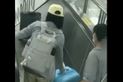 【動画】女性「せや！スーツケースをエスカレーターに乗せたら、持たなくていいじゃん！早速乗せたろ！」 → ヤバイことになってしまう…