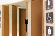 【トイレ】「『男性が青、女性が赤』という決めつけは性的少数者への配慮が足りない」指摘受け公衆トイレが色分けなしに。明石市