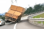 【動画】中国あるある、恒例の「過積載トラック」 絶妙のバランスで横転耐えるも力尽きる！