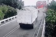 【動画】重量オーバーのトラックが原因で橋が崩壊してしまう。（フィリピン）