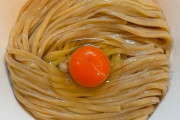 うどんに生卵←わかる 蕎麦に生卵に生卵←まぁわかる ラーメンに生卵←ファイっ！？