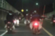 警察は夜中ブンブンうるせーノーヘルバイク共を捕まえろよ