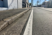 【画像】『歩道』に車が乗り上げてるんだけどｗｗｗｗｗ