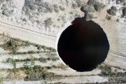 チリに出現した謎の大穴、どんどん広がり1週間で倍に…