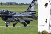 ベルギー空軍のF-16戦闘機がフランスで墜落、脱出した操縦士1人が電線に掛かり2時間宙づりに！