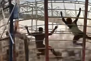 【動画】遠心力で壁に張り付くアトラクション。これ面白いのか？笑。