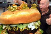【画像】アメリカ人「このクソでかいハンバーガー10人で１時間以内に食べられたら100万円あげるよ」