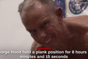 「プランク」を8時間15分15秒継続、62歳の元海兵隊員がギネス新記録