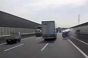 【衝撃】伊勢湾岸道で大型トラックが軽自動車をひっかける大事故の映像。