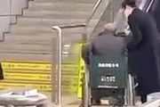 【動画】中国あるある、車いす利用者に優しい交通機関の「やらせ」写真を撮影中～！