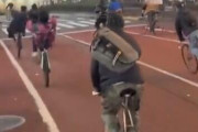 【動画】令和の暴走族、貧しすぎて自転車になってしまう…