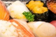 100円回転寿司って庶民向けとか言って1食1,500円はするからクソ高いよね?