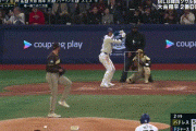 【ドジャース対パドレス】大谷翔平、第二打席は1アウト2,3塁からライトへの犠牲フライ！！！