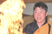 広島・新井監督、高野山で護摩行　悔しさ胸に炎に向かう