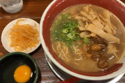 徳島でラーメン屋行ったらラーメン頼んでライス頼んでさらに替え玉頼んでたけどあれが普通なの？