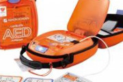 【朗報】保健局「女性へのAED使用率が低下してます。脱がせるのに抵抗があるようですが…大丈夫！」