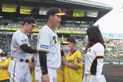 【動画】プロ野球選手さん、危うくチアリーダーとハイタッチしてしまうwwwwwwwwww