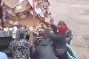 【動画】中国、ゴミ満載の運搬車が停車していると、まさかのゴミまで略奪する住民たち…。