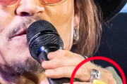 韓国人「ジョニー・デップが日本のイベントではめた不思議な指輪の正体が海外で話題に！」→「まさかの正体に驚愕（ﾌﾞﾙﾌﾞﾙ…」