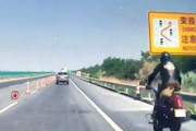 【動画】路肩走行で追い越しを仕掛けたバイク乗りが残念な事に（ノ∇`）