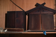 この神棚のようなものを絶対に拝んではいけません