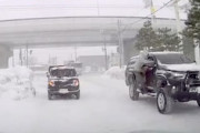 【動画】何が起きてる？運転席に人がしがみついたまま走る車が雪の札幌で目撃される。