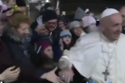 【悲報】ローマ教皇さん、腕を引っ張られブチギレる