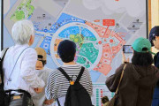 万博、高齢者に冷たい？　予約も地図もスマホ頼み
