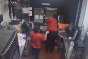 「ポテトが入ってない」ドライブスルーで店員が客に向けて銃を発砲する映像を公開…米ヒューストン！