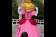 海外「顔動いてる！」USJでのピーチ姫の喋る着ぐるみを映した動画に驚き