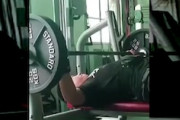ベンチプレスで危ない事故。危うく窒息しかけた男性の動画がこちら。