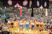 【画像】TV放送された「大相撲名古屋場所」、相撲よりも花道脇に映り込む謎の白ワンピ透明感美女にネット騒然　→　正体はまさかの「あの人」でしたｗｗｗｗ