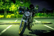 夜中に住宅地でバイクのエンジンかけたらうるさいなの？